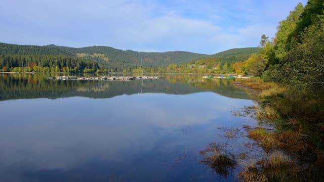 autumn的Schluchsee湖，Schluchsee, Schwarzwald, Baden-Wurttemberg，德国视频素材