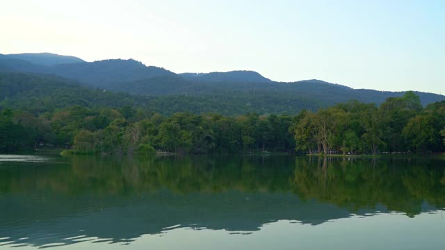 清迈大学的昂盖湖，森林茂密的山和黄昏的天空视频素材