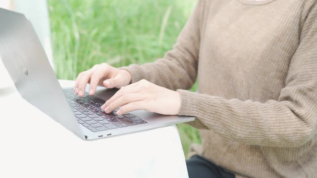 年轻漂亮的女人在家里用笔记本电脑视频素材