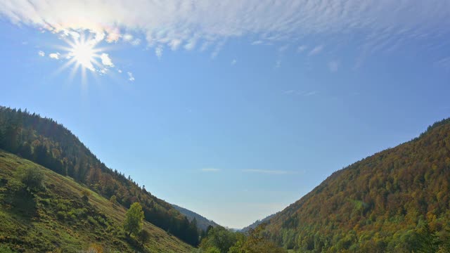 威斯河谷与阳光在秋天，托德瑙，施瓦茨瓦尔德，Baden-Württemberg，德国视频素材