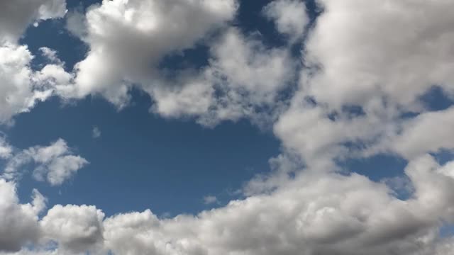 夏日蔚蓝的天空中漂浮着大量的积云。间隔拍摄。多云的天空作为背景。视频素材