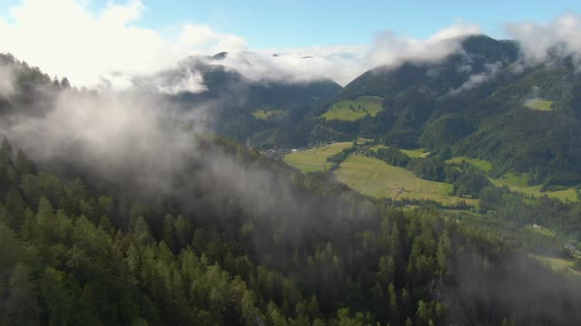 鸟瞰图:在一个美丽的夏日，郁郁葱葱的绿色自然环绕着Kranjska Gora。视频素材