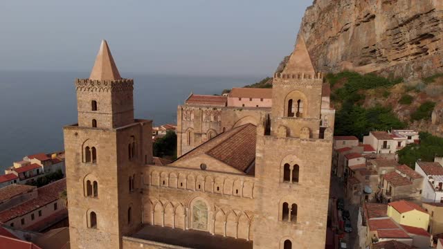 鸟瞰图的Duomo Cefalu，，山罗卡迪Cefalu在背景视频素材