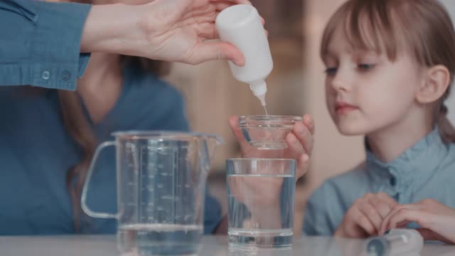 翻转过氧化氢进入注射器视频素材