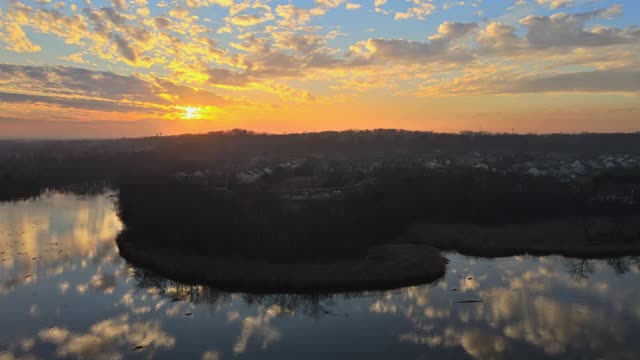 美丽的日落在森林里的湖上住宅区的私人住宅视频素材