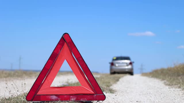 路上有紧急停车标志。道路事故的概念。视频素材