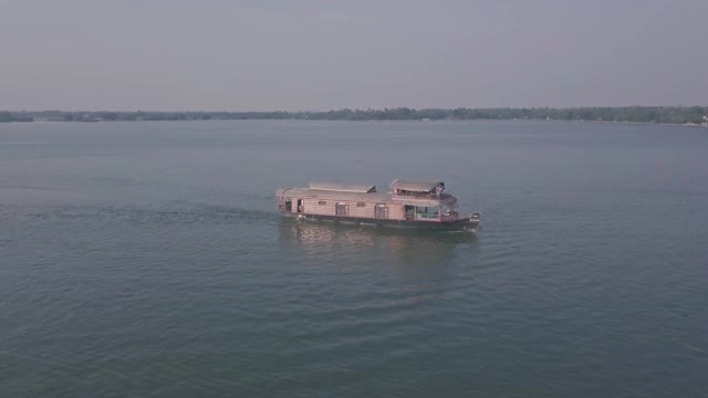 印度阿勒皮喀拉拉邦回水湖的游艇之旅。空中无人机视图视频素材