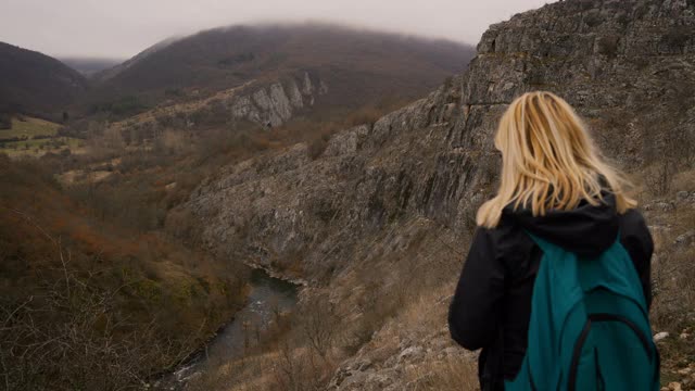 成熟的女性徒步旅行者用手机拍摄峡谷视频素材