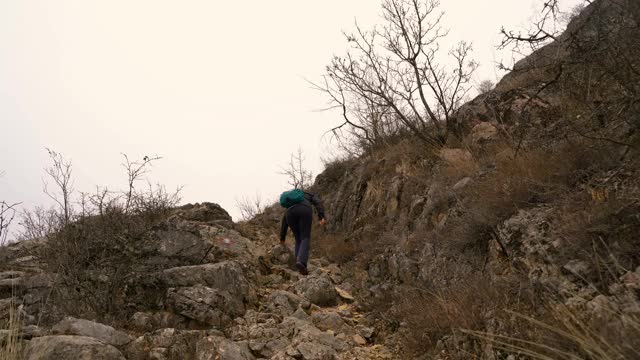 中年妇女徒步旅行视频素材