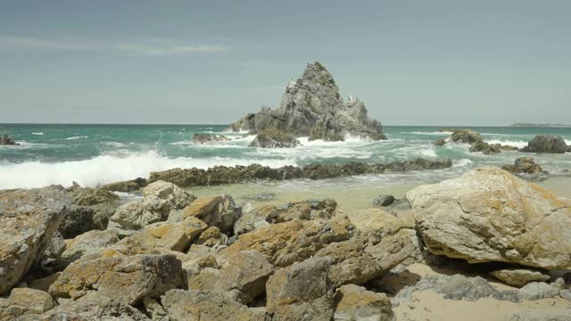 在贝马基附近的骆驼岩上，海浪在岸边冲击视频素材