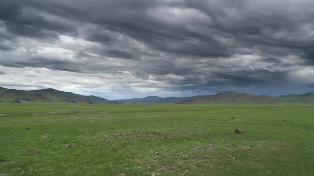 平坦的中亚草甸在黑暗多云的天气视频素材