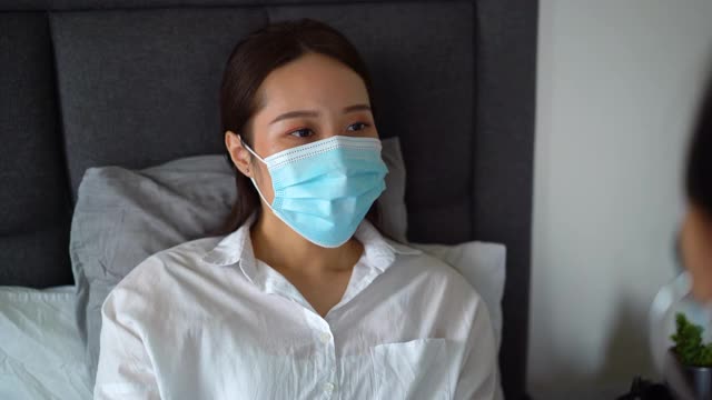 女医生在病床上用听诊器检查病人视频素材