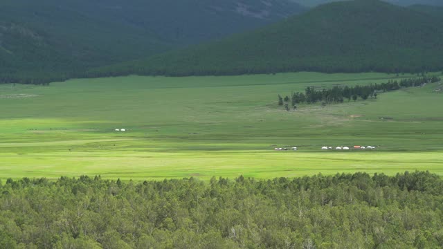 蒙古包帐篷在蒙古地理大山谷视频素材