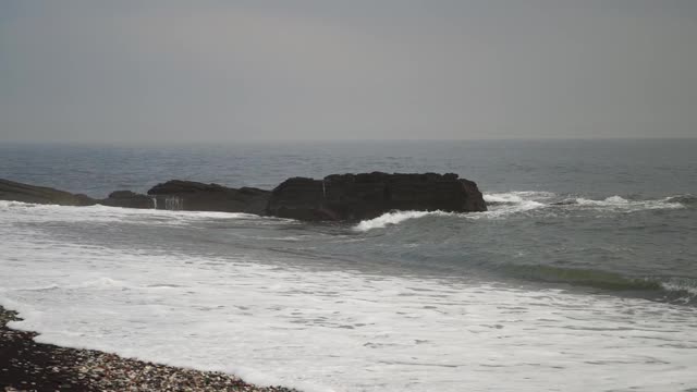 海景与美丽的岩石和海浪。玻璃海滩,符拉迪沃斯托克视频素材