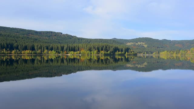 autumn的Schluchsee湖，Schluchsee, Schwarzwald, Baden-Wurttemberg，德国视频素材