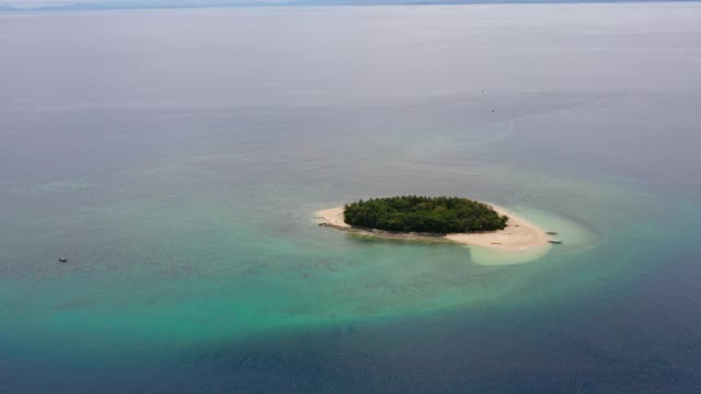 海中的热带岛屿视频素材