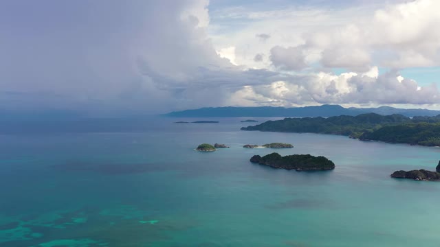 海上乌云密布。云和岛屿的海景。Caramoan群岛、菲律宾视频素材