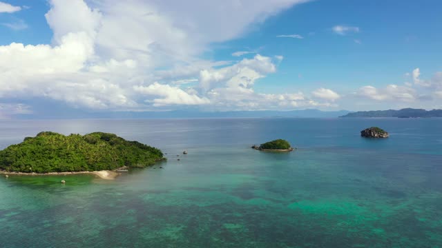 海景，热带岛屿和珊瑚礁，鸟瞰图视频素材