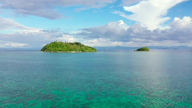 海景，美丽的天空和岛屿。热带岛屿，俯视图。绿松石海洋和珊瑚礁视频素材