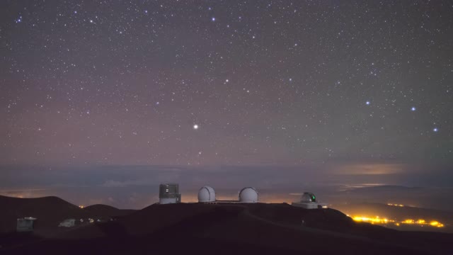 大岛-美国夏威夷莫纳克亚山的莫纳克亚天文台的夜空和黎明的日出视频素材