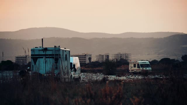 在西班牙海岸露营的大篷车。视频素材