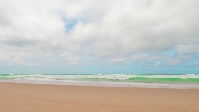 美丽的青绿色海水和白色泡沫海浪冲击夏天的海滩视频素材