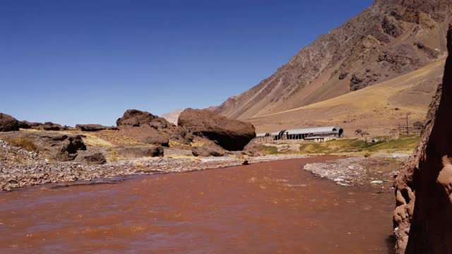 阿根廷安第斯山脉拉斯奎瓦斯附近的山河。视频素材