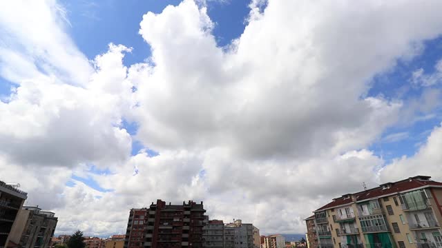 时间流逝天空与白云在都灵和建筑物在晴天视频下载