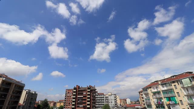 时间流逝天空与白云在都灵和建筑物在晴天视频下载