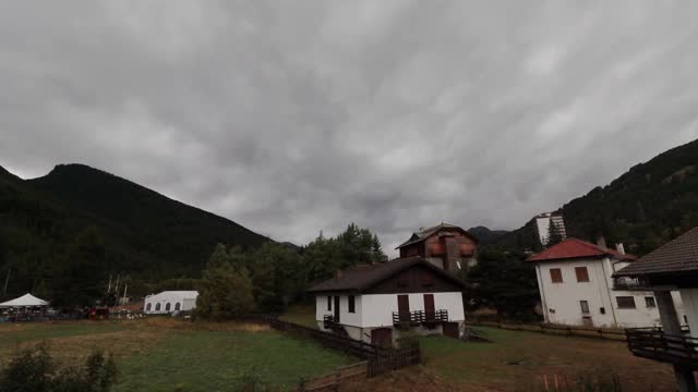 时间推移山多云的天空雨前与雨滴的镜头在Pragelato的观点和山房子视频下载