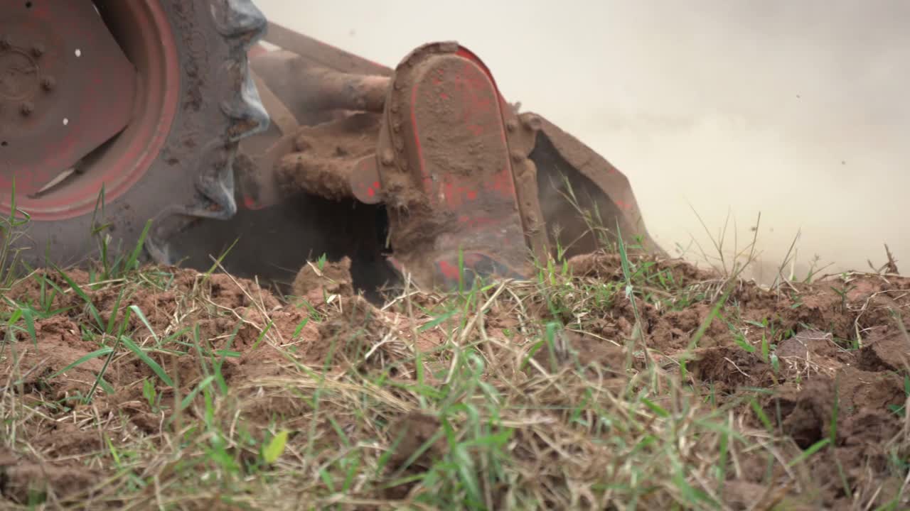 慢动作拖拉机在农业中犁地，为播种种植做准备视频素材