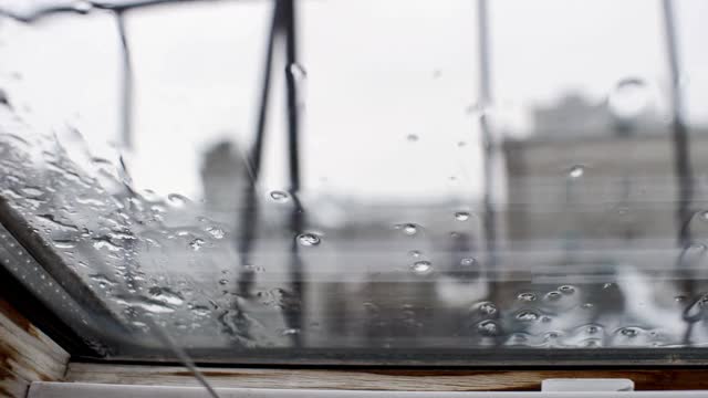 雨水从室内落在潮湿的窗户上视频素材