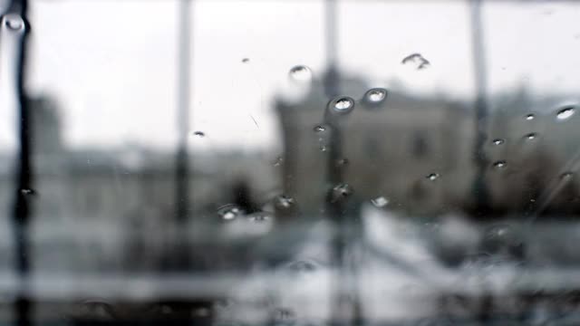 大雨滴落在窗户玻璃上在恶劣的日子视频素材