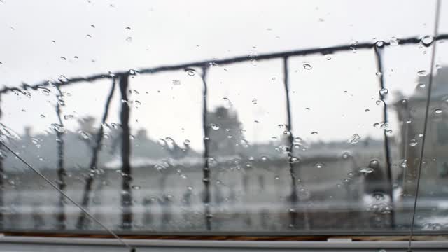 新鲜的雨点从室内落在窗户上视频素材