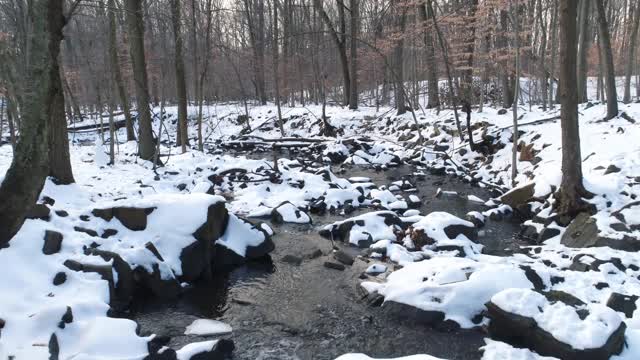 山溪冬雪视频素材