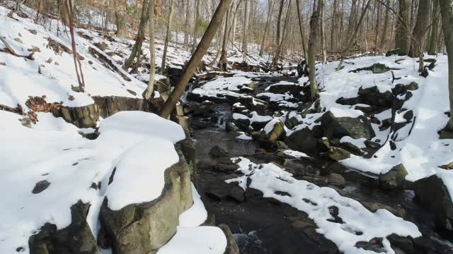 山涧里有冬天的雪视频素材