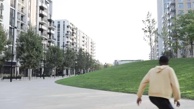 一个年轻人在空旷的城市里滑旱冰视频素材