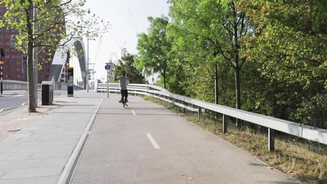 两个朋友在城市的道路上滑旱冰视频素材