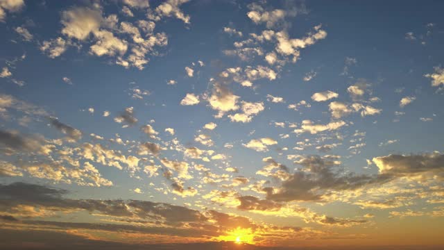 巨大美丽的太阳光束橙色的日落天空戏剧性的时间流逝日落在云傍晚宏伟的日落视频素材