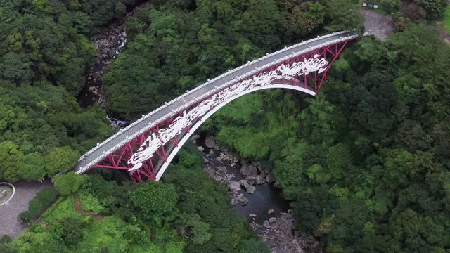 cheonjeon Falls和Seon-Imgyo Bridge / Seogwipo-si，济州岛，韩国视频素材