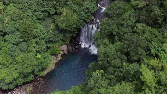 天池瀑布/西浦浦，济州岛，韩国视频素材