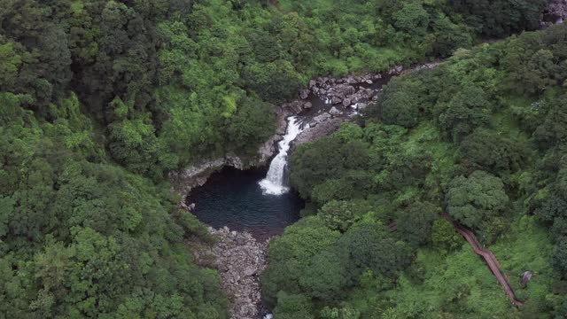 天池瀑布/西浦浦，济州岛，韩国视频素材