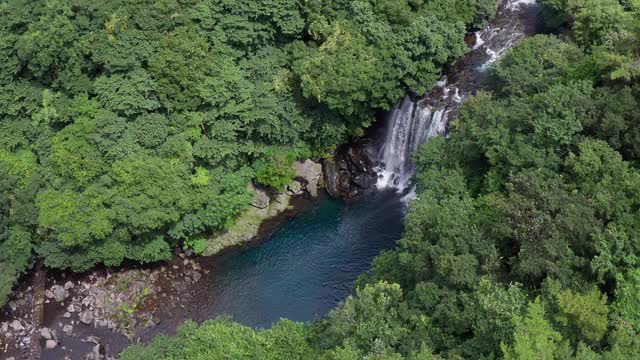 天池瀑布/西浦浦，济州岛，韩国视频素材