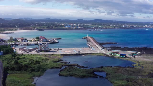 韩国济州岛，Pyoseon县的Dangkepohang港和Sogeummak海滩视频素材