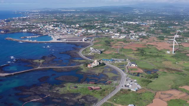 韩国济州岛济州岛杭宁县Singgaemul公园的风力发电机视频素材