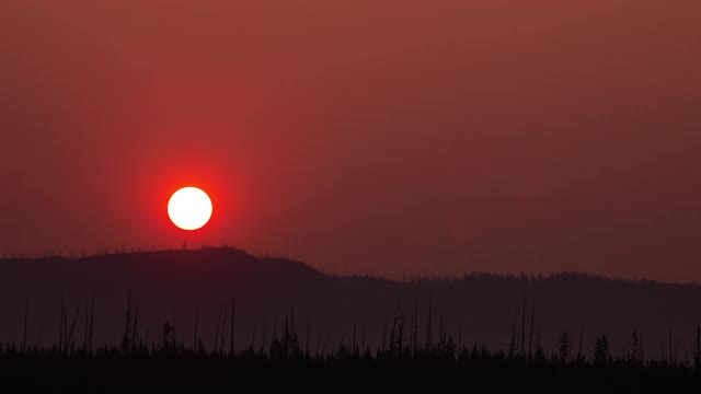 时光流逝-美丽的，多彩的，抽象的日出在山区景观视频素材