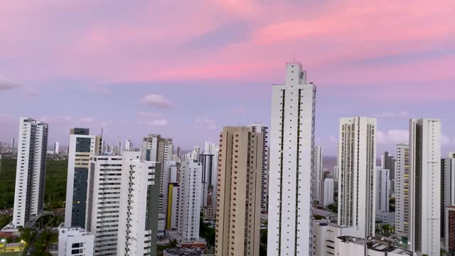 Boa Viagem住宅区夕阳的颜色视频素材