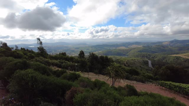 在Stellenbosch外，有葡萄园和山脉视频素材