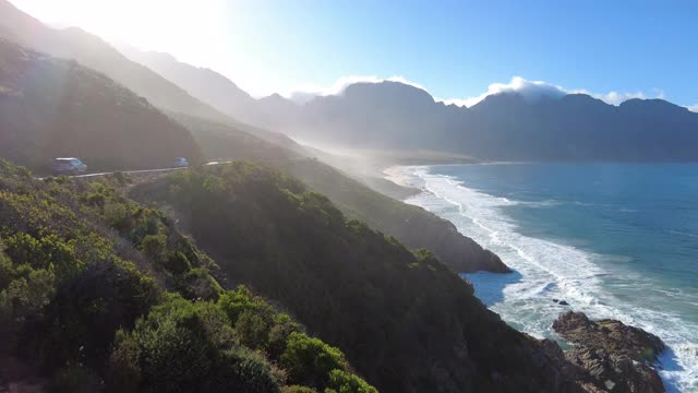 科格尔贝海岸线崎岖，山脉壮观，快速平移宽视频素材