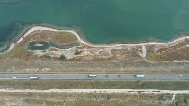 一架无人机拍摄的沿着海岸线的高速公路视频素材